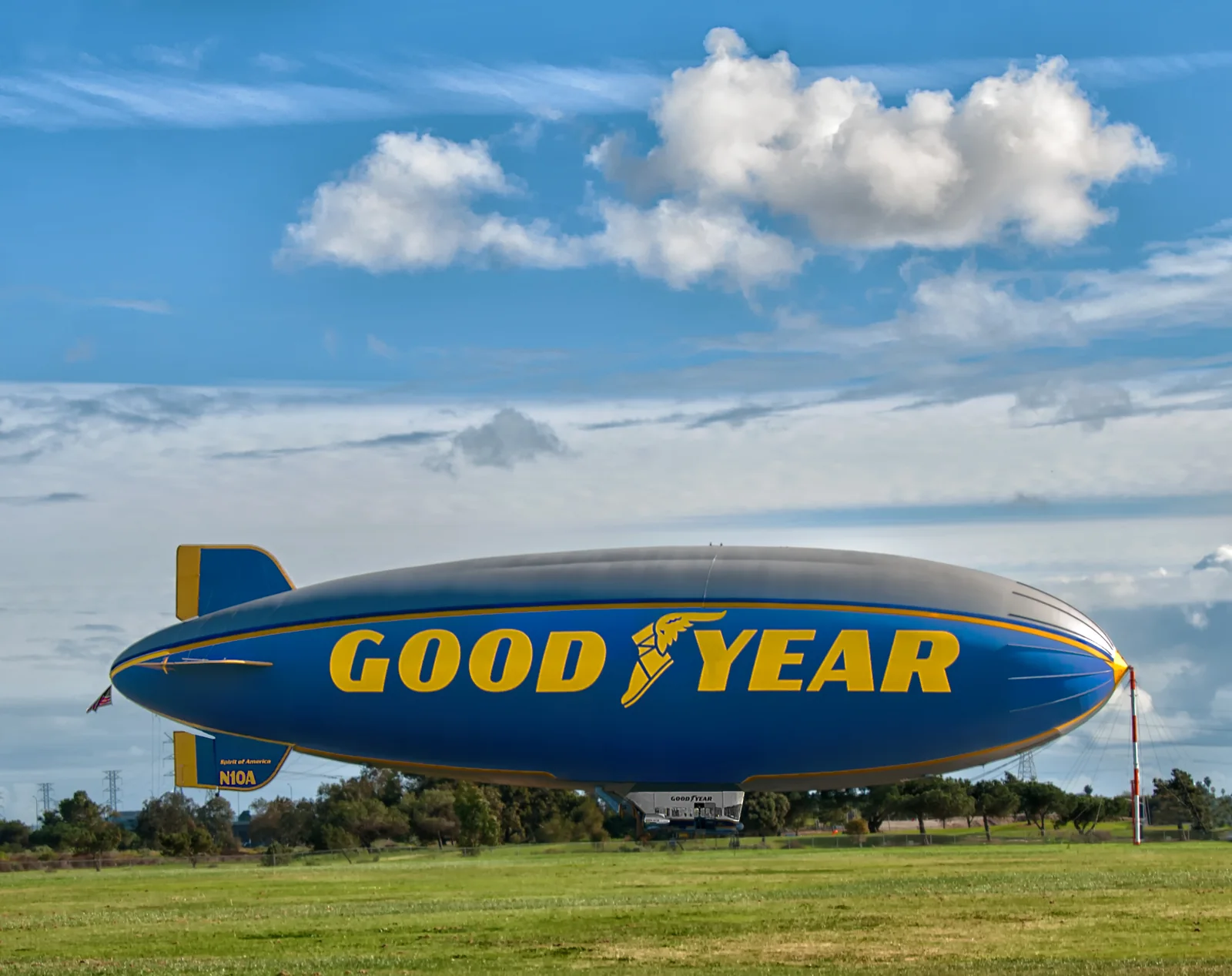 ספינת אוויר של Goodyear בדרום קליפורניה, עם שם החברה והרגל המכונפת על הדופן, 2015