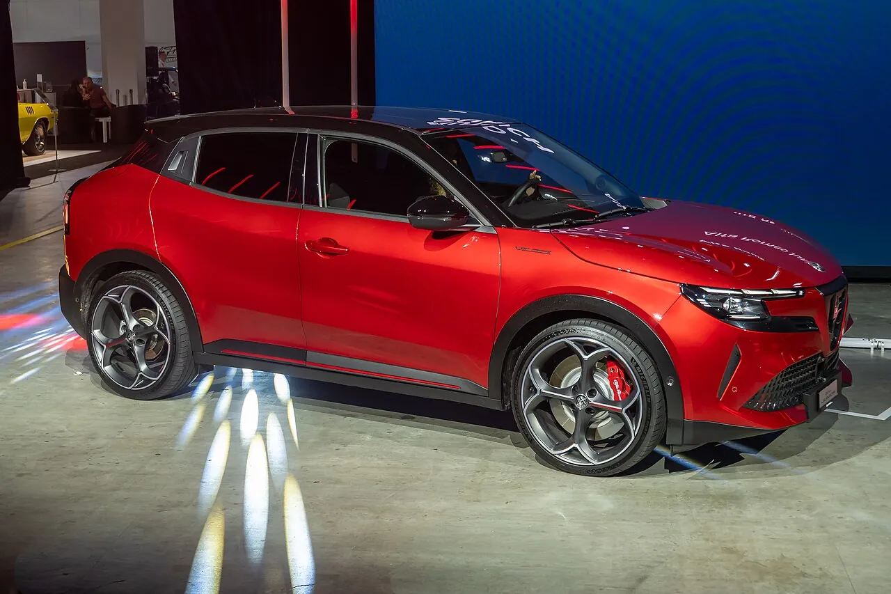 אלפא רומיאו ג׳וניור אלטריקה (Alfa Romeo Junior Elettrica) — צילום הרכב