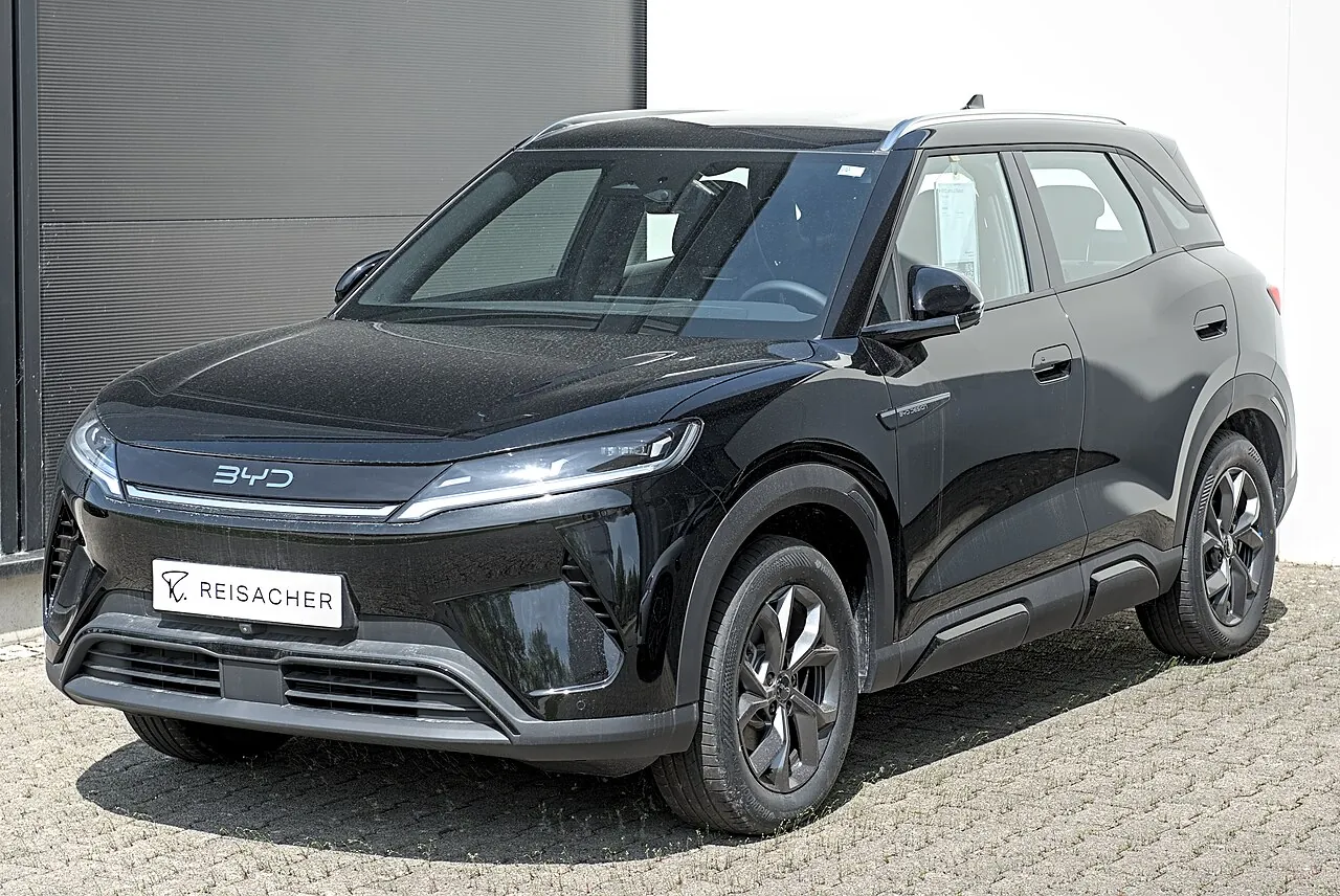 בי וואי די אטו 2 (BYD ATTO 2) שחורה במבט מלפנים ומהצד