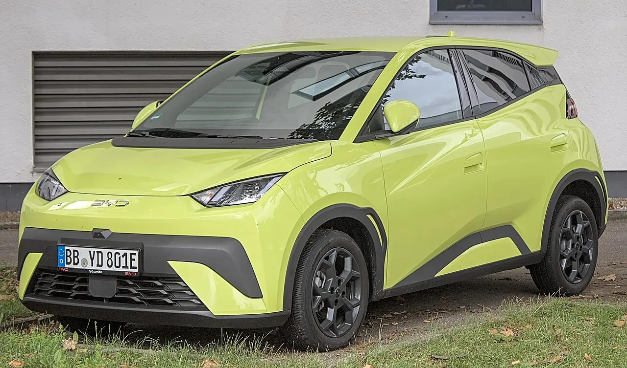בי וואי די דולפין סרף (BYD Dolphin Surf) ירוקה במבט מלפנים ומהצד