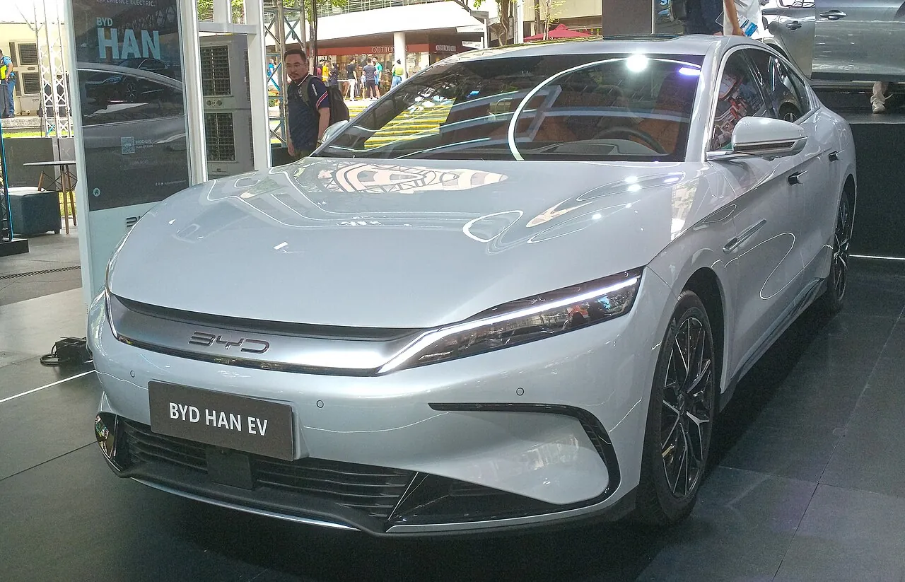 בי וואי די האן (BYD Han) חשמלית לבנה במבט מלפנים ומהצד