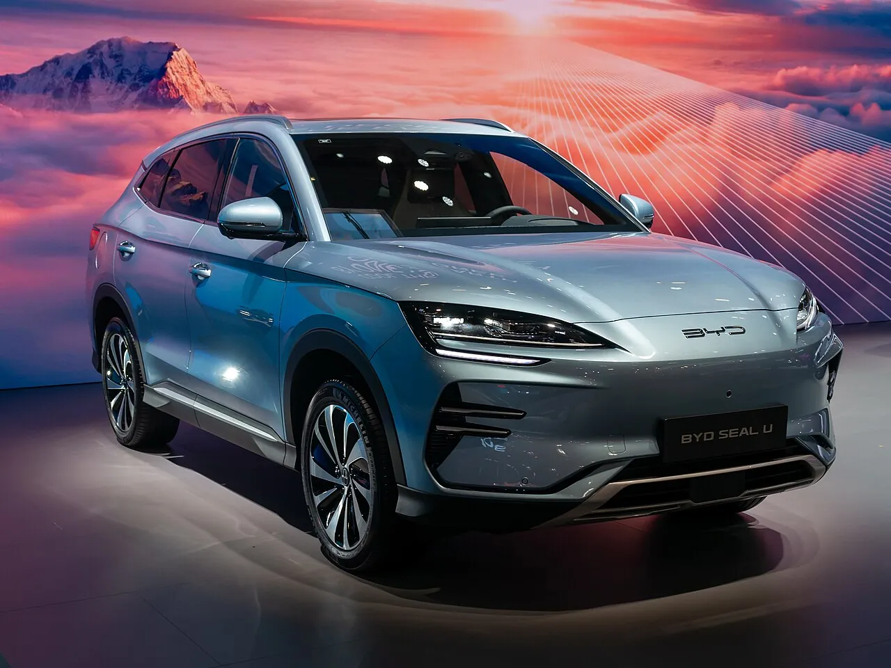 בי וואי די סיל U EV (BYD Seal U EV) במבט מלפנים ומהצד