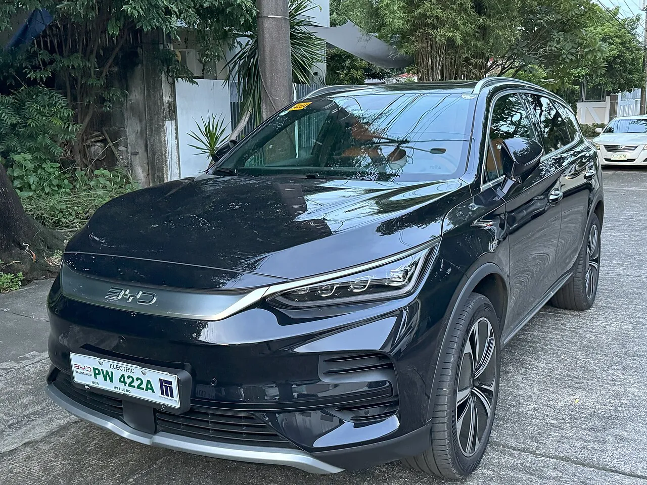 בי וואי די טאנג (BYD Tang) חשמלית שחורה במבט מלפנים ומהצד