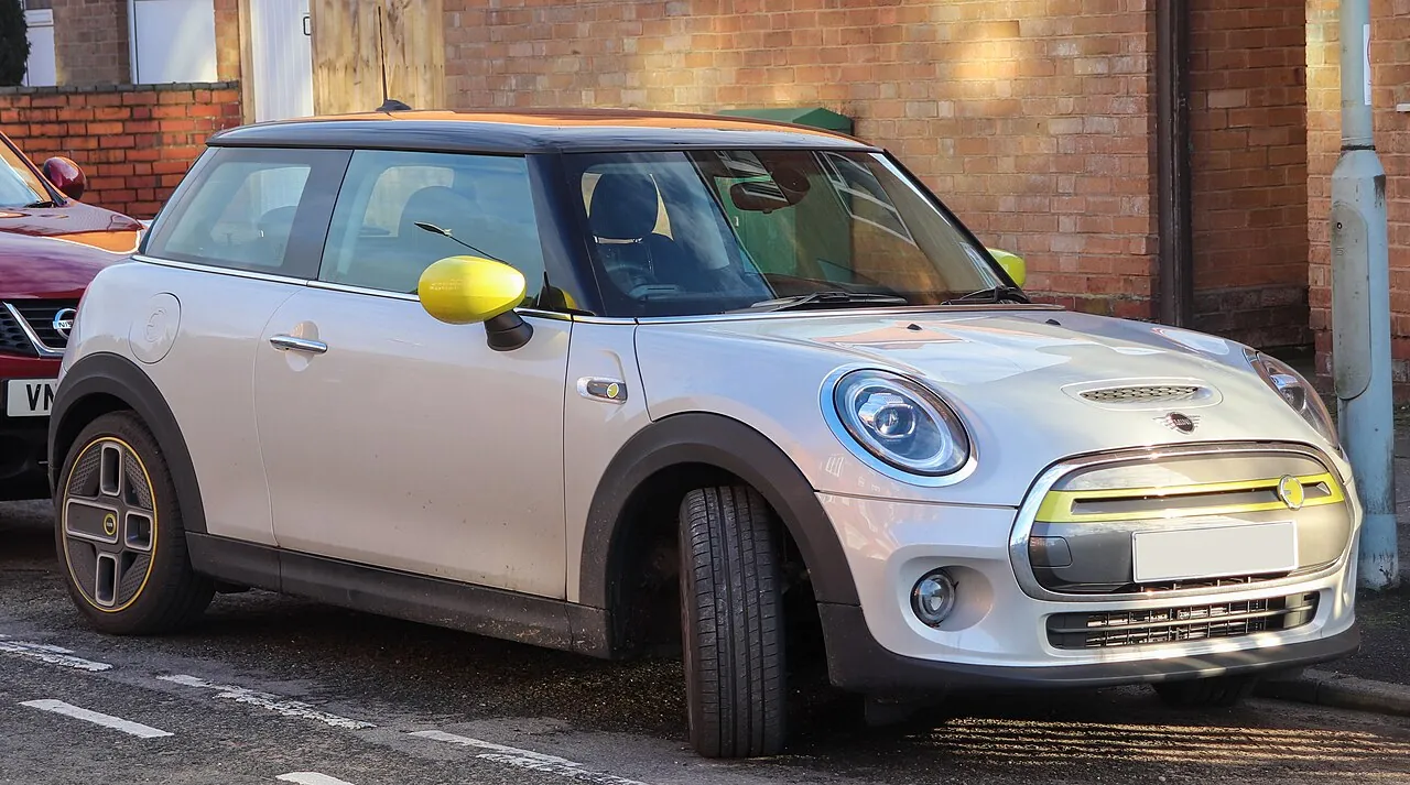 מיני קופר חשמלית (MINI Cooper Electric) — צילום הרכב