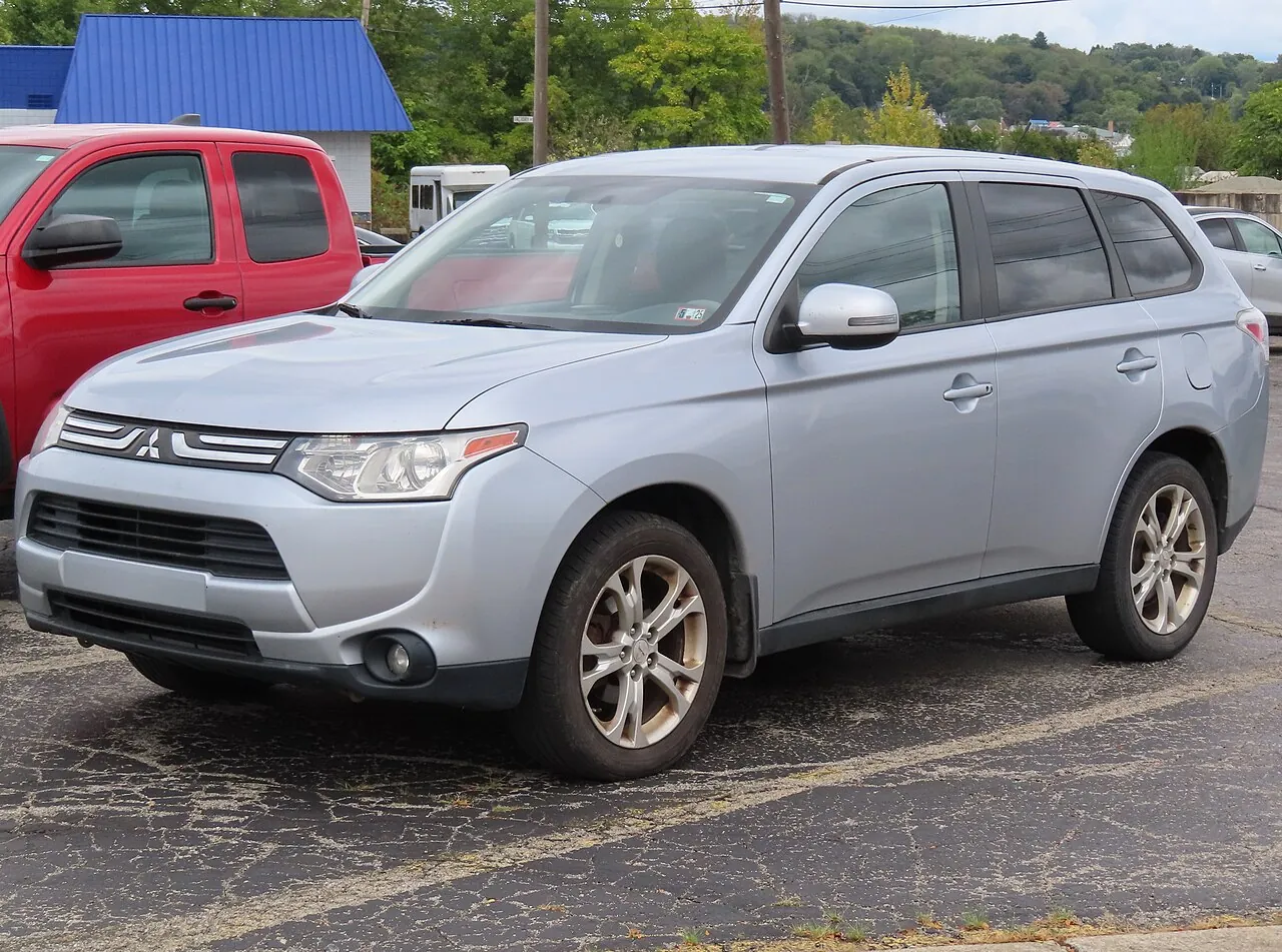 מיצובישי אאוטלנדר (Mitsubishi Outlander) — צילום הרכב