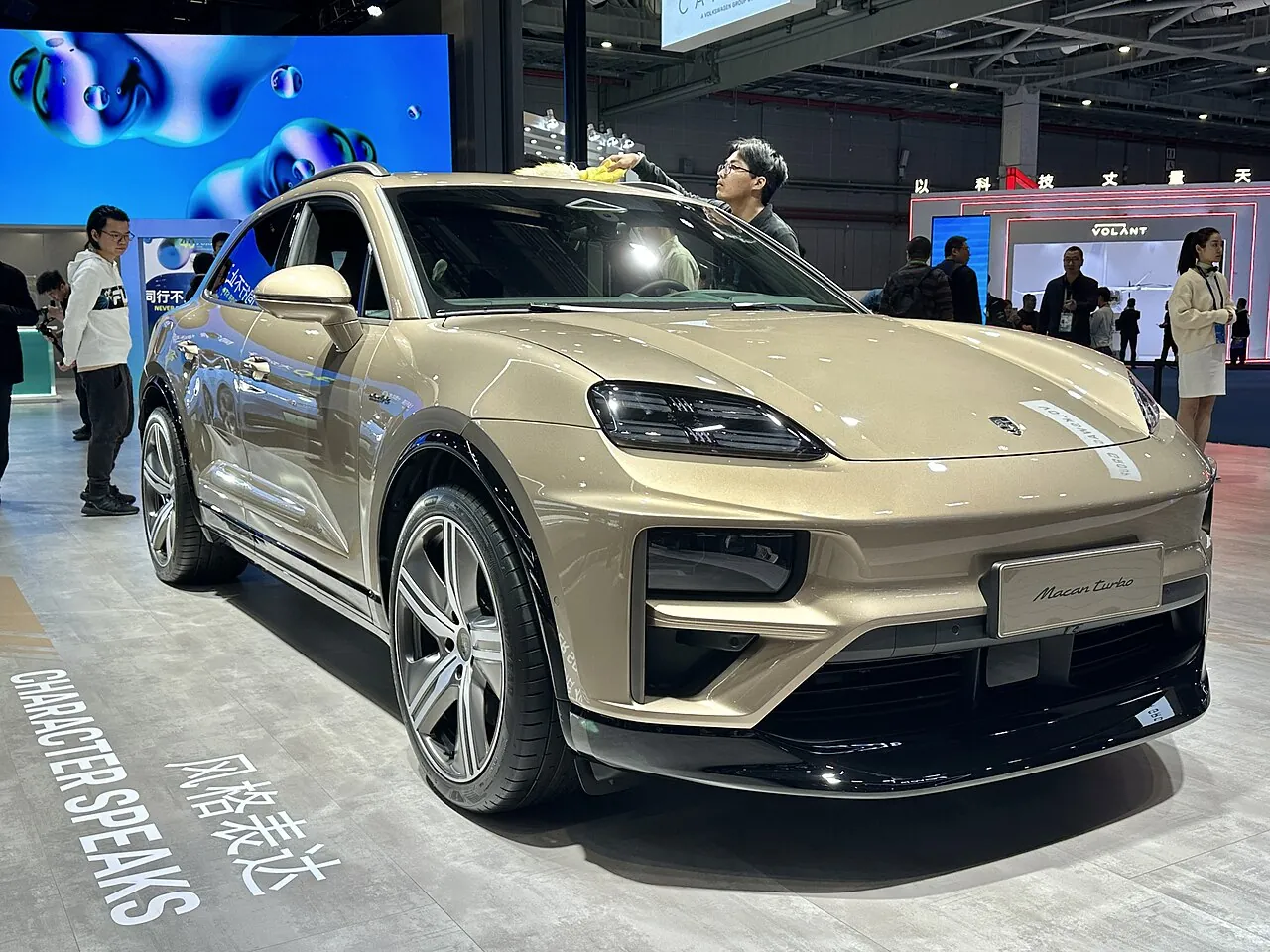 פורשה מקאן חשמלית (Porsche Macan Electric) — צילום הרכב