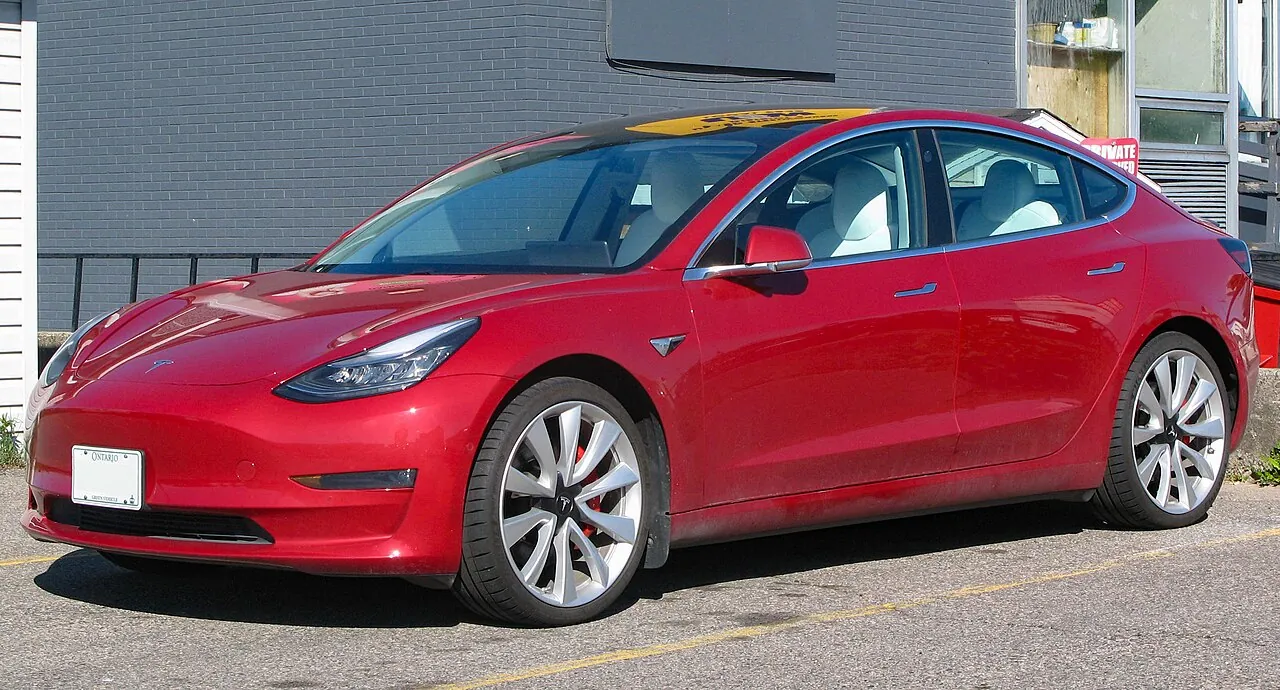 טסלה מודל 3 (Tesla Model 3) — צילום הרכב